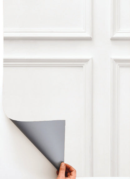 Sfondo fotografico in vinile con elegante effetto boiserie bianca, ideale per creare ambientazioni raffinate e minimal in food e product photography.