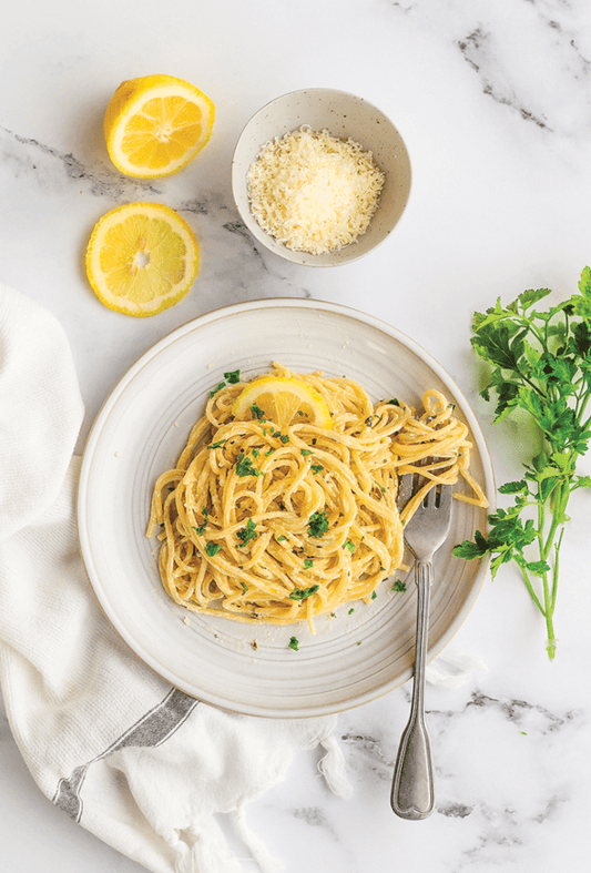 Sfondo fotografico COTONE, un marmo luminoso e versatile, con una superficie liscia. Perfetto per reel di ricette e valorizzare immagini minimaliste e moderne