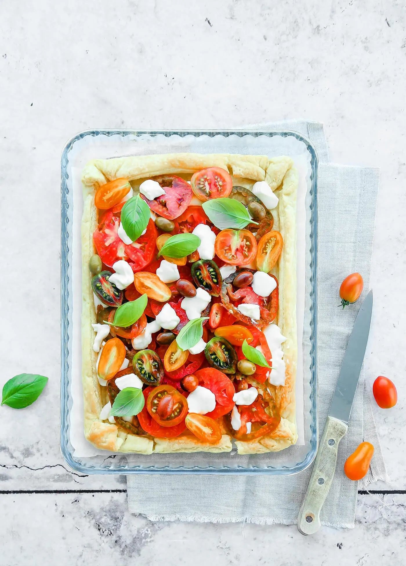 Una superficie che riproduce fedelmente l'aspetto della pietra, arricchita da una spaccatura orizzontale che la attraversa interamente, con linee e sfumature di tonapannello backdropLINOSA