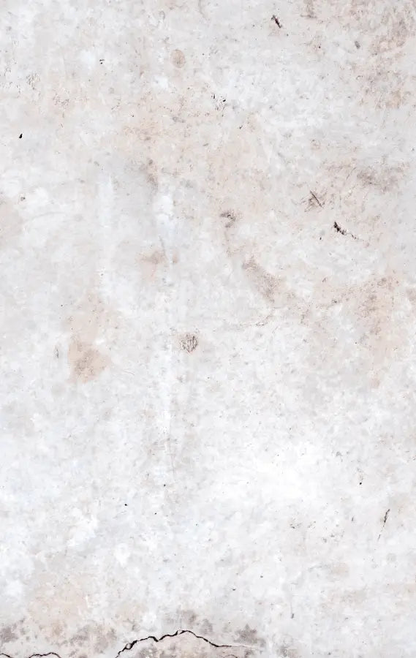 Una superficie che riproduce fedelmente l'aspetto della pietra, arricchita da una spaccatura orizzontale che la attraversa interamente, con linee e sfumature di tonapannello backdropLINOSA