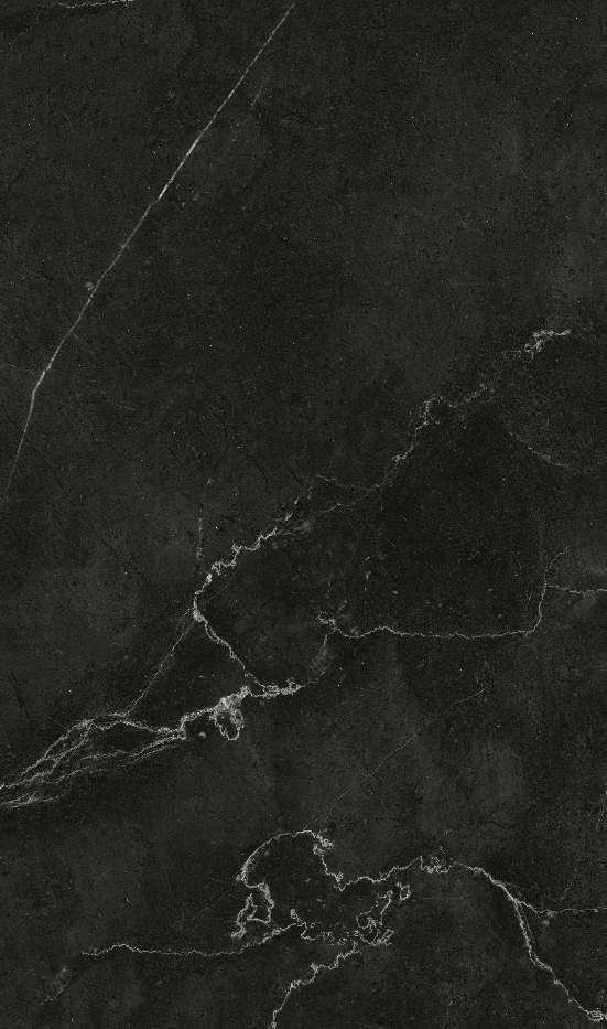 Zoom della lastra di marmo nero con una sottile venatura bianca che lo attraversa