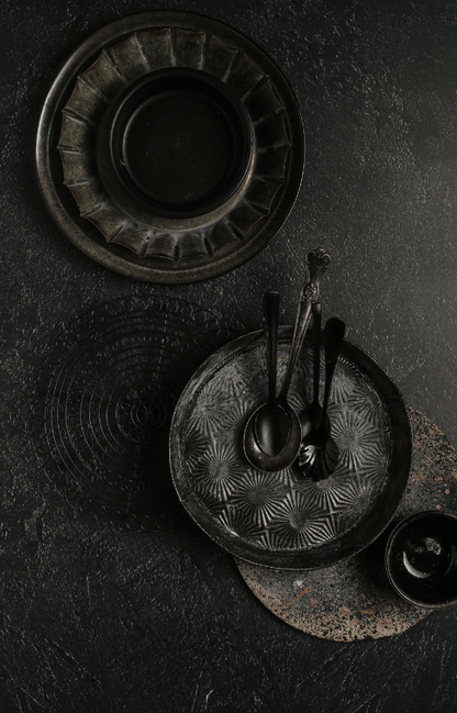 Sfondo fotografico scuro in vinile effetto materico, con superficie opaca e profonda, ideale per fotografie di food dallo stile drammatico.