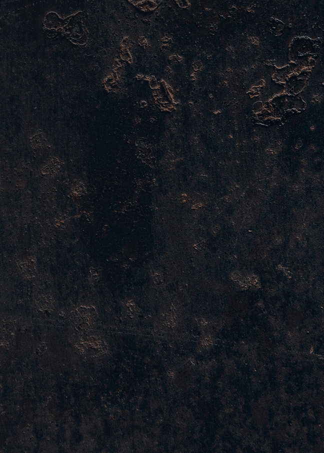 Sfondo fotografico scuro rigido effetto materico, con superficie opaca e profonda, ideale per fotografie di food e prodotto dallo stile drammatico.
