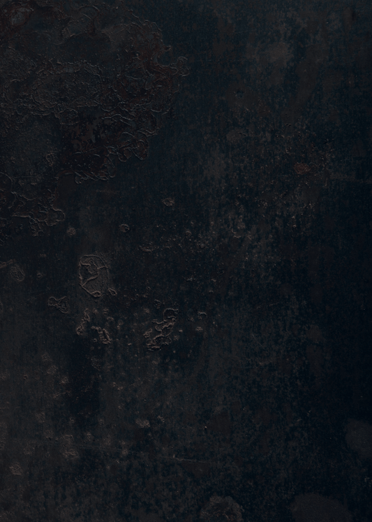 Sfondo fotografico scuro in vinile effetto materico, con superficie opaca e profonda, ideale per fotografie di food e prodotto dallo stile drammatico.
