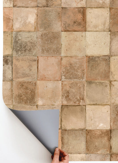 Sfondo fotografico TABACCO, con texture di mattonelle in diverse tonalità che evocano un'atmosfera rustica e accogliente. Perfetto per scatti di piatti rustici e ingredienti naturali, ideale per creare ambientazioni calde e genuine, perfetto per chi ama la vita di campagna.