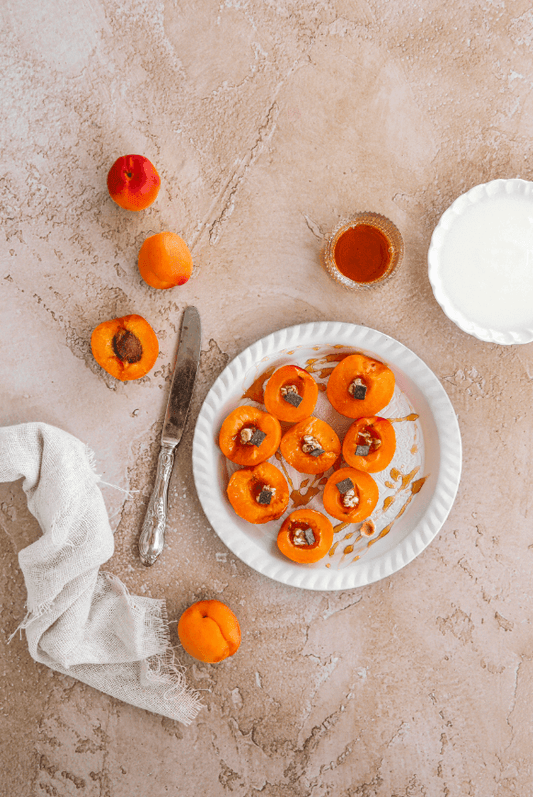 Sfondo fotografico TOFFEE in vinile, con texture ruvida e calda tonalità neutra, ideale per scatti eleganti e versatili, perfetto per food photography.