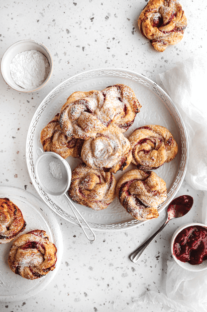 Sfondo fotografico rigido 'Terrazzo' con base bianca punteggiata da frammenti irregolari colorati, ideale per fotografie di food, still life e prodotti