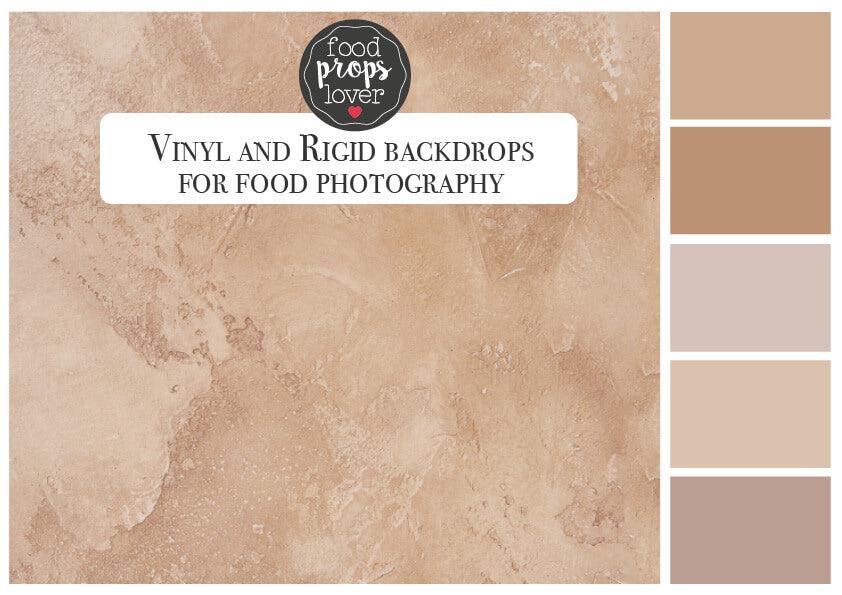 Sfondo fotografico TOFFEE in vinile, con texture ruvida e calda tonalità neutra, ideale per scatti eleganti e versatili, perfetto per food photography.