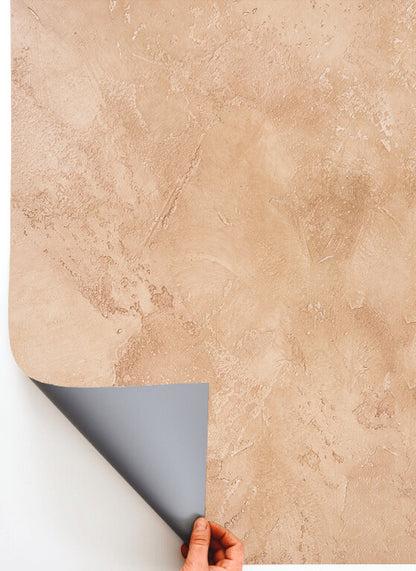 Sfondo fotografico TOFFEE in vinile, con texture ruvida e calda tonalità neutra, ideale per scatti eleganti e versatili, perfetto per food photography.