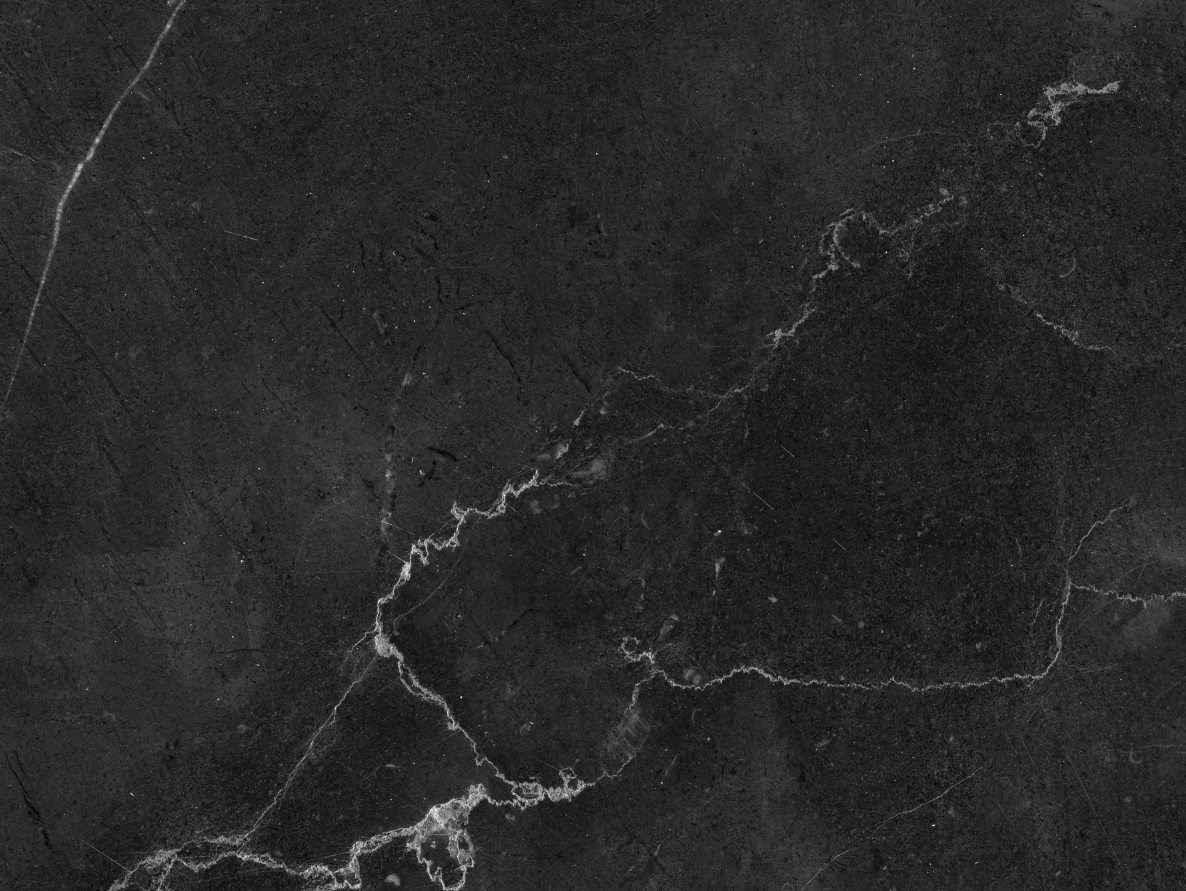 Sfondo fotografico rappresentante una lastra di marmo nero con una sottile venatura bianca che lo attraversa