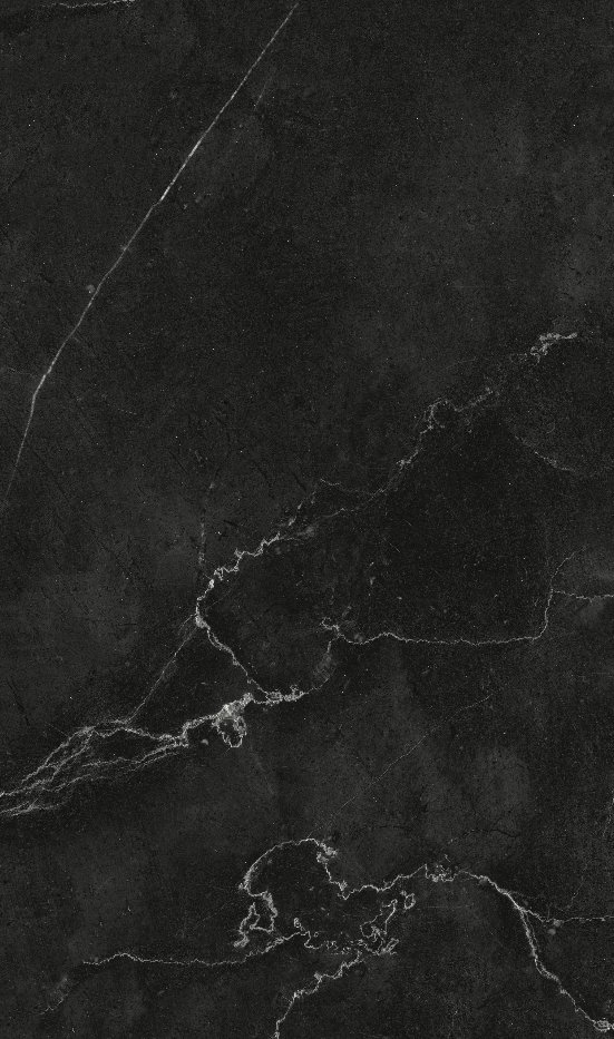 Zoom della lastra di marmo nero con una sottile venatura bianca che lo attraversa