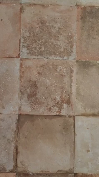 Sfondo fotografico TABACCO, con texture di mattonelle in diverse tonalità che evocano un'atmosfera rustica e accogliente. Perfetto per scatti di piatti rustici e ingredienti naturali, ideale per creare ambientazioni calde e genuine.