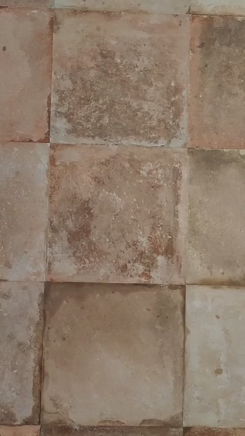 Sfondo fotografico TABACCO, con texture di mattonelle in diverse tonalità che evocano un'atmosfera rustica e accogliente. Perfetto per scatti di piatti rustici e ingredienti naturali, ideale per creare ambientazioni calde e genuine.