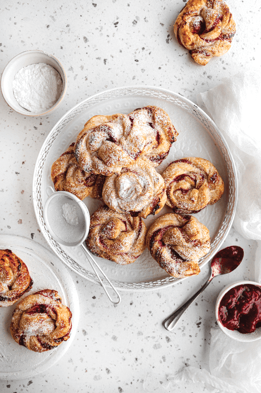 Sfondo fotografico rigido 'Terrazzo' con base bianca punteggiata da frammenti irregolari colorati, ideale per fotografie di food, still life e prodotti