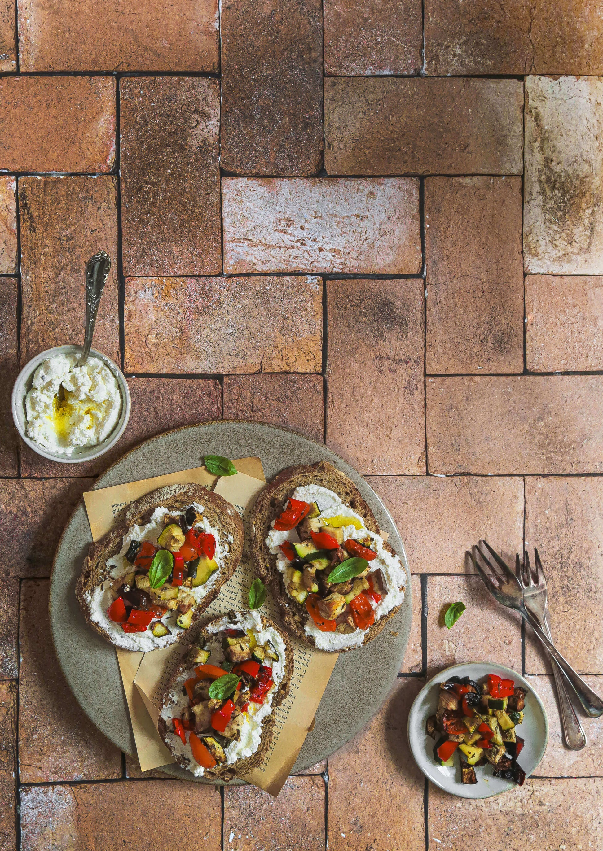 TUFO: Scatto fotografico in stile flat lay con bruschette spalmate con formaggio e verdure grigliate