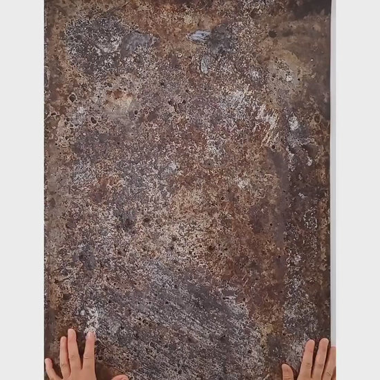 Video che mostra uno sfondo in vinile arrotola e subito dopo srotolato. Gli angoli restano flat e non si arricciano.