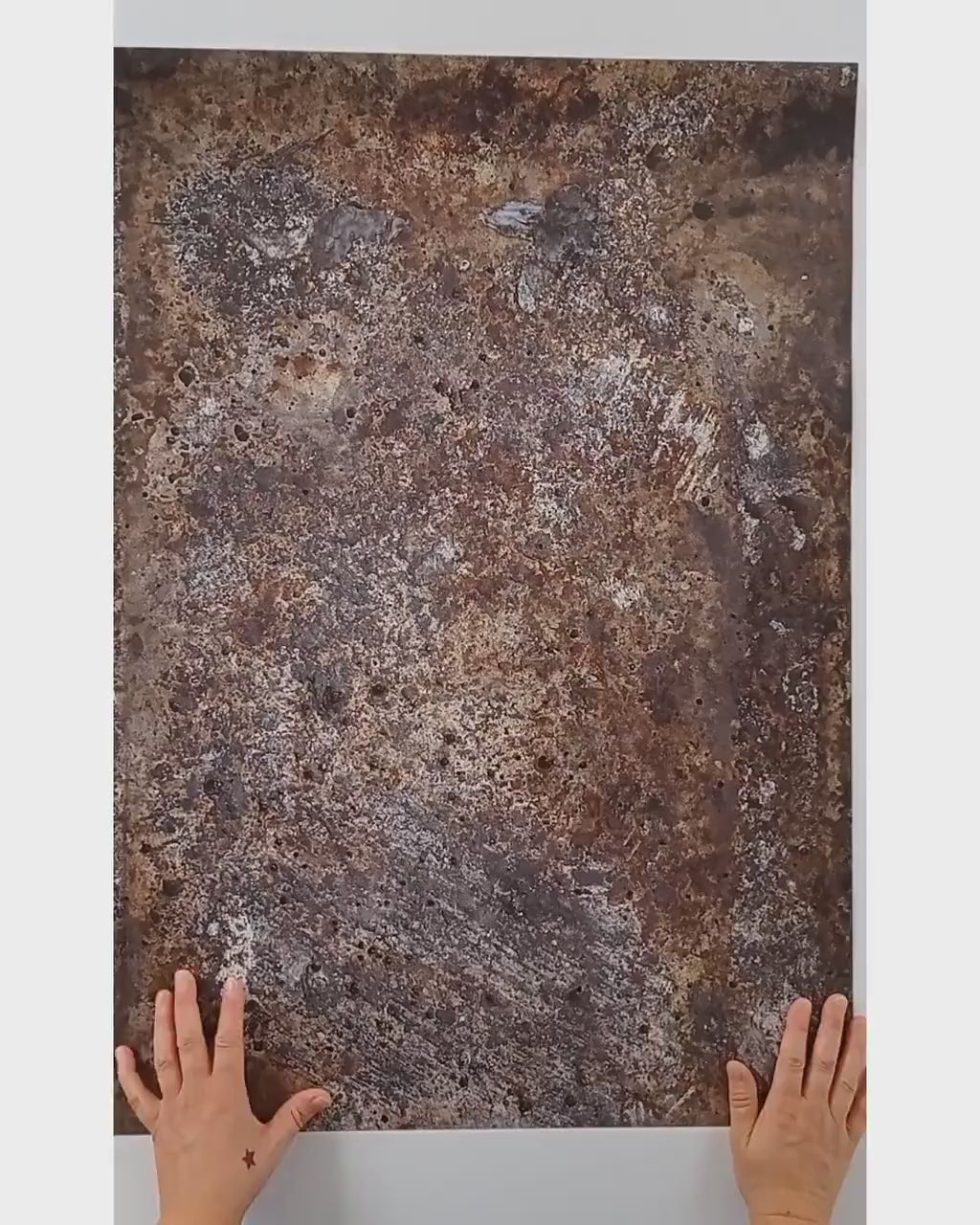 Video che mostra uno sfondo in vinile arrotola e subito dopo srotolato. Gli angoli restano flat e non si arricciano.