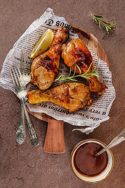 Sfondo fotografico in vinile effetto pietra colore marrone autunno caldo e avvolgente food photography. Foto ambientata di food cosce di pollo e limone