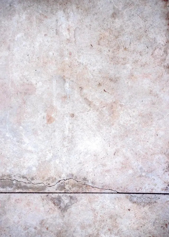 Una superficie che riproduce fedelmente l'aspetto della pietra, arricchita da una spaccatura orizzontale che la attraversa interamente, con linee e sfumature di tonapannello backdropLINOSA