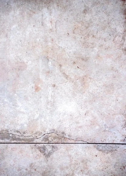 Una superficie che riproduce fedelmente l'aspetto della pietra, arricchita da una spaccatura orizzontale che la attraversa interamente, con linee e sfumature di tonapannello backdropLINOSA