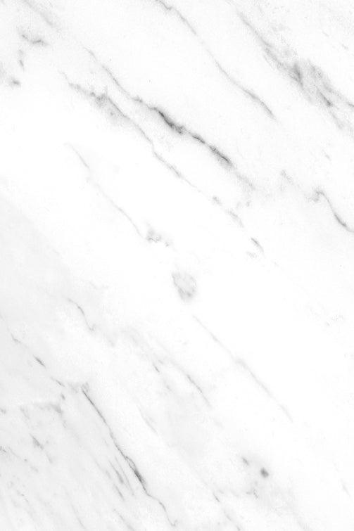 Una lastra di marmo dalle venature delicate e leggere, donano a questo sfondo un aspetto moderno e luminoso. Perfetto per fotografare step di ricette, ma anche come vinileNEVE