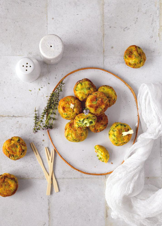 Scatto fotografico ambientato di polpette su sfondo di mattonelle neutre e dall'aspetto retrò. Piatto fotografato in flatlay.